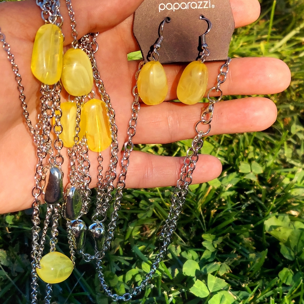 Yellow swirl beaded necklace 3 layers